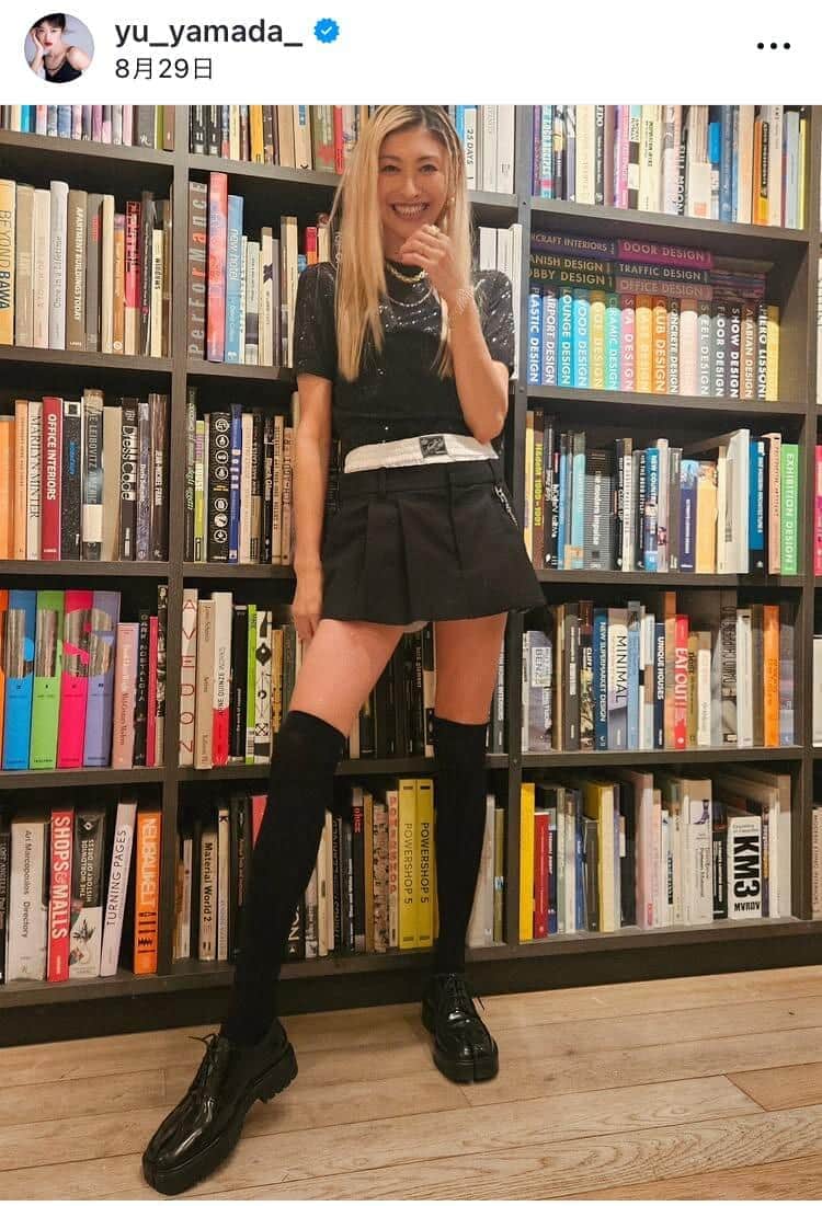 山田優、ハーフパンツ×ジャケットのセットアップでかっこよすぎ...カリスマ存在感　「めっちゃスタイルいい」