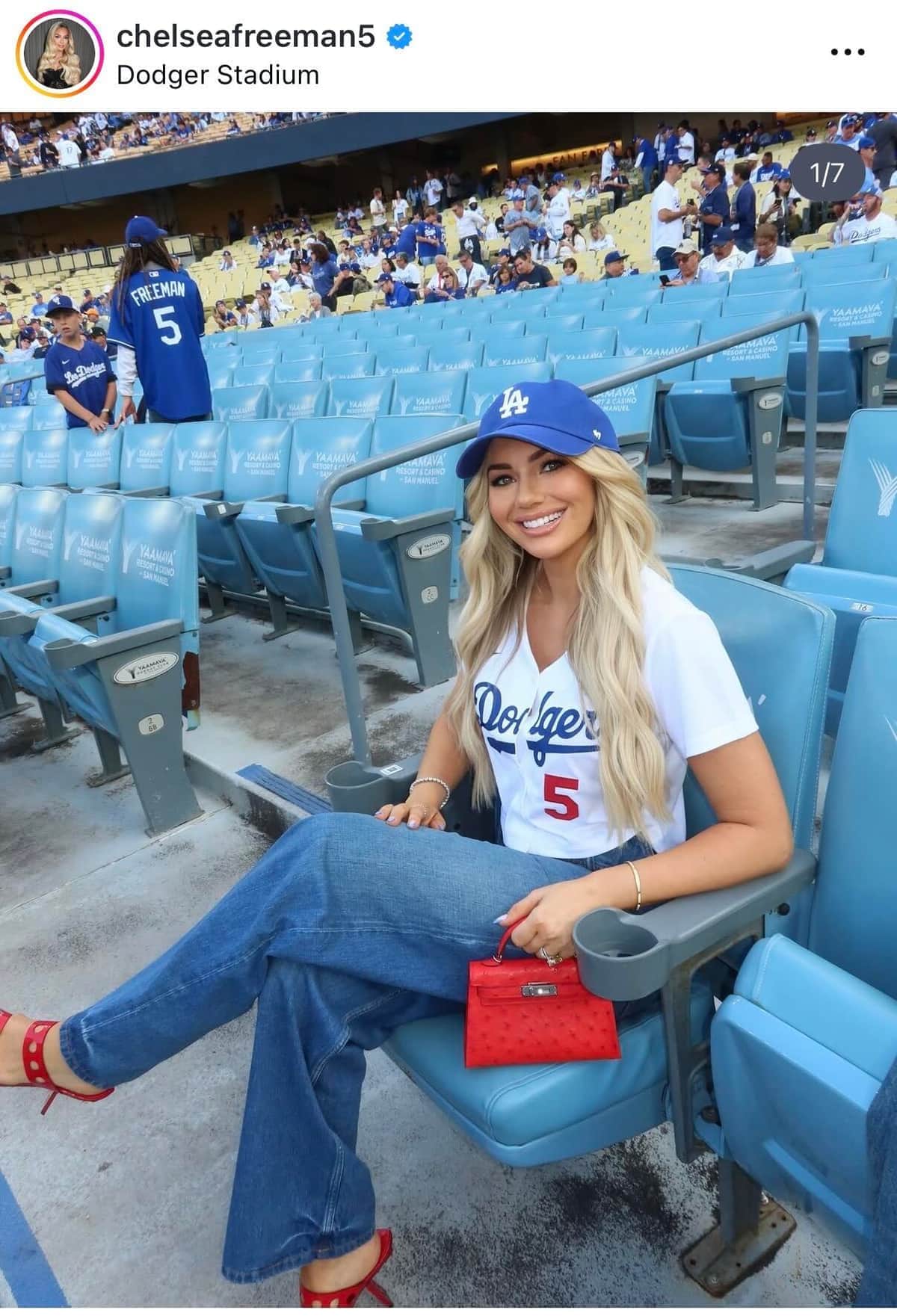 ドジャース・フリーマンの元モデル美人妻、シックな黒ドレスで美しさ限界突破　結婚式お呼ばれ...夫婦2ショ