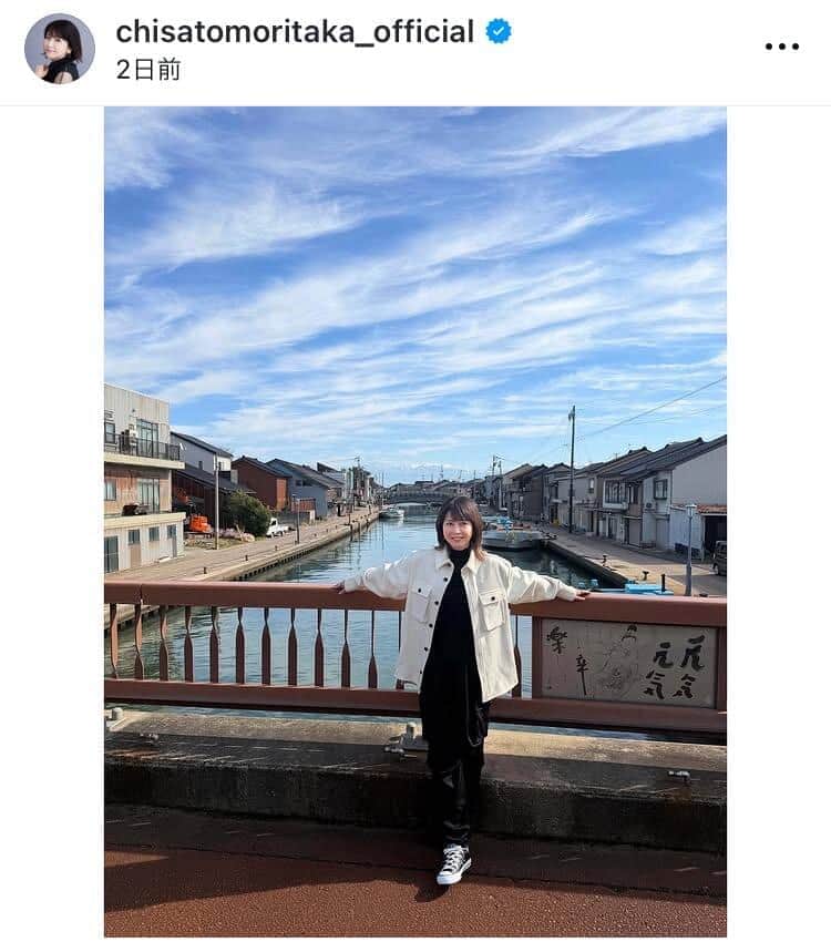 森高千里、膝上ミニスカ×ニーハイブーツで...国宝級美しさライブ衣装ショット　「可愛すぎる～」