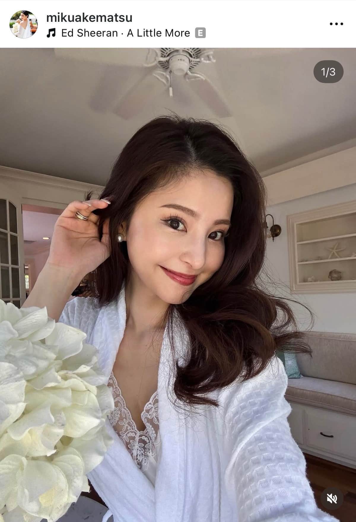 サッカー堂安律の美人妻・明松美玖、カフェでくつろぐ姿にドキっ　秋冬コーデも大絶賛「可愛すぎる～」