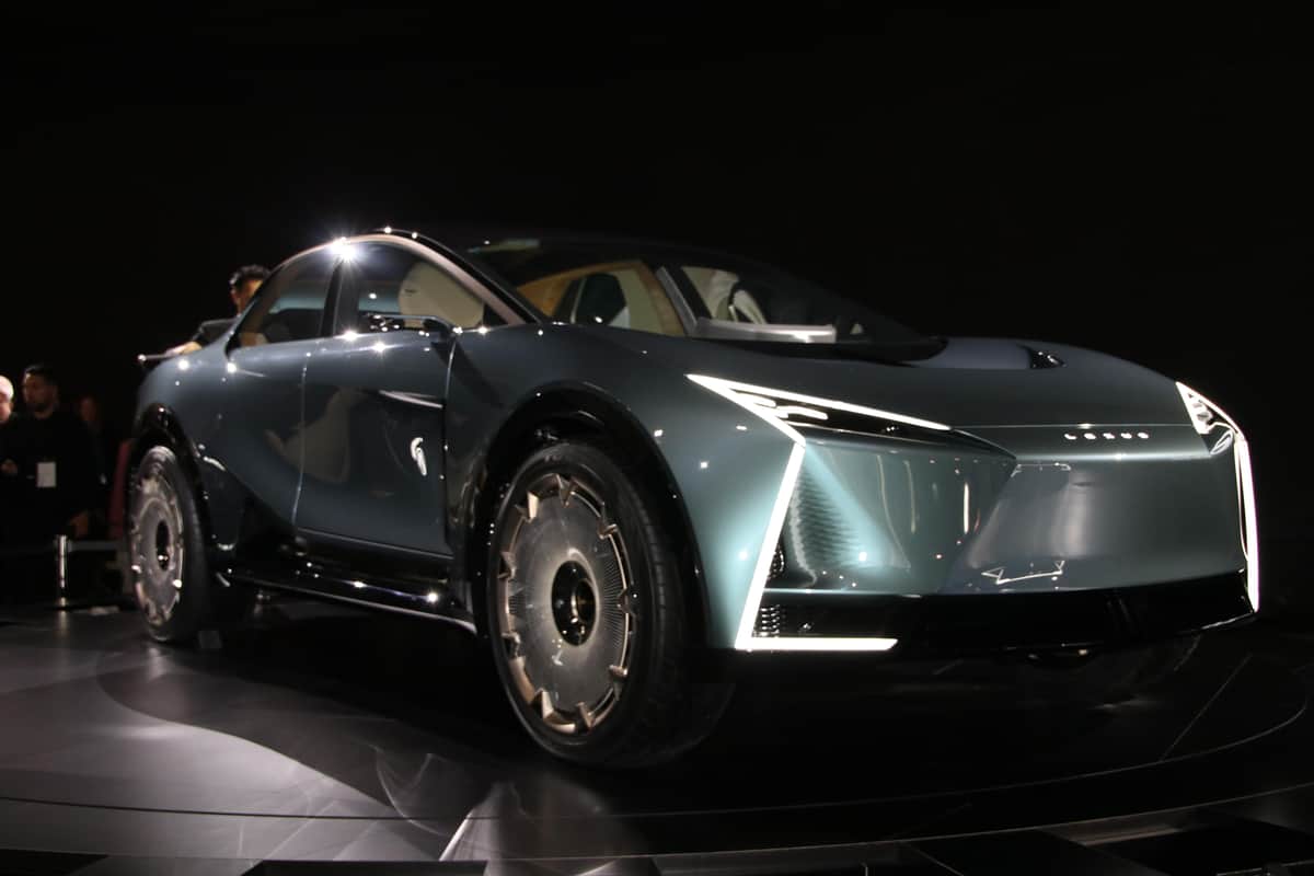 トヨタ「レクサス」は世界で、日本で成功したのか？　高級車「センチュリー」と棲み分ける戦略の狙いとは？