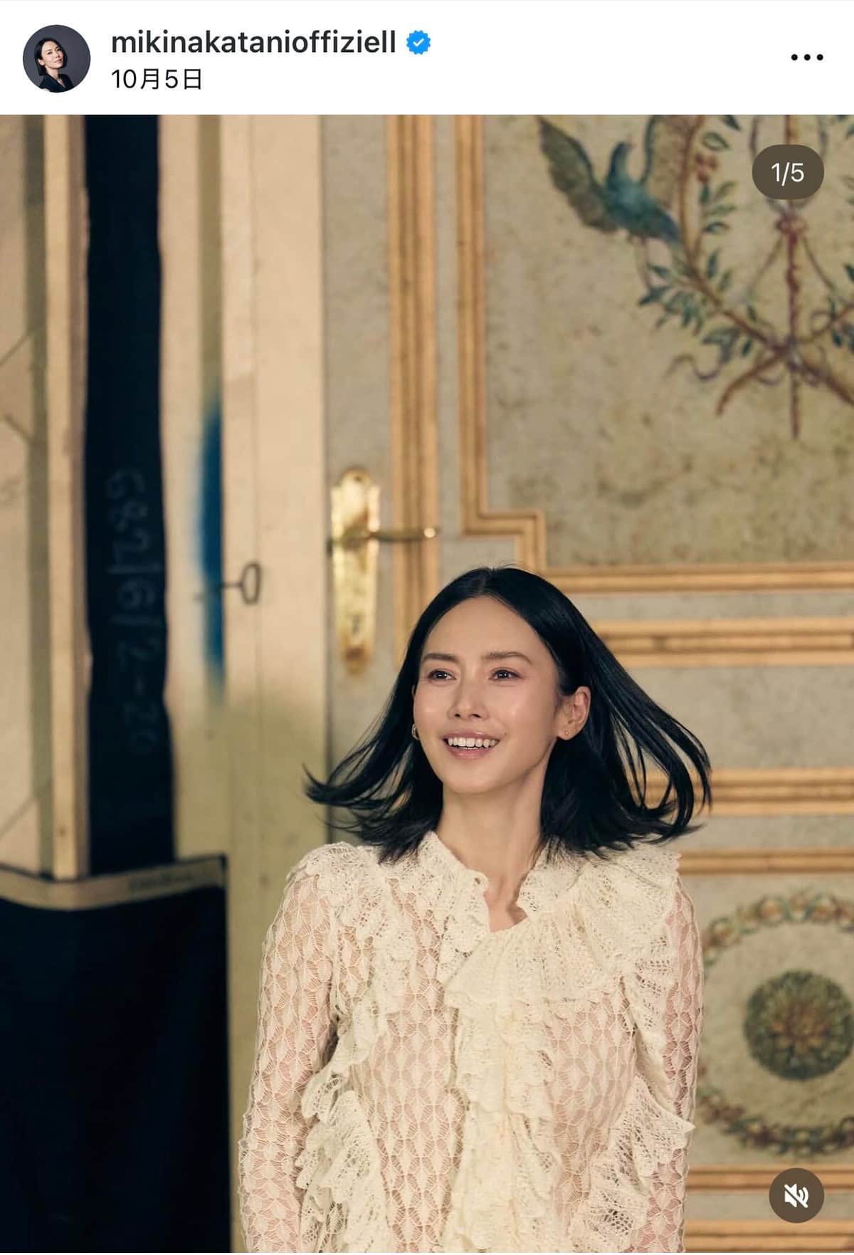 中谷美紀、グレーのパンツスーツ姿で髪かき上げ...変わらぬ美貌　年上夫と2ショット「幸せオーラが眩しい」