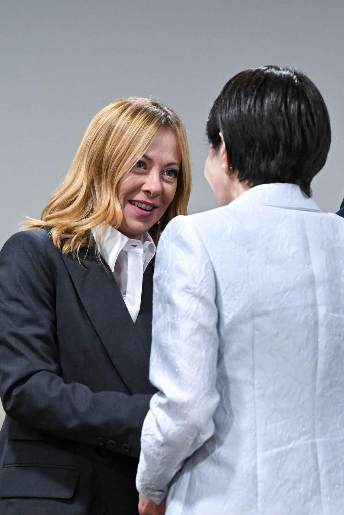 ハグの様子はメローニ首相も投稿