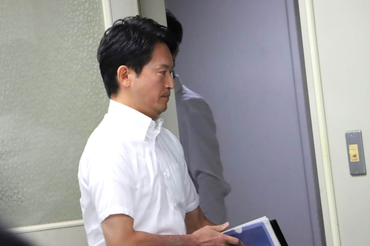 定例会見を終えて退席する斎藤元彦知事（2025年7月2日撮影）