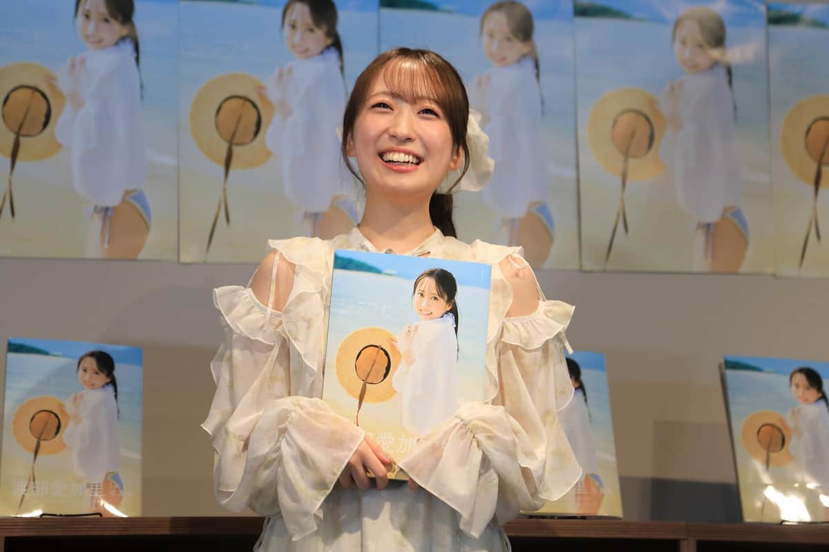 笑顔で報道陣の質問に答える渡部愛加里さん