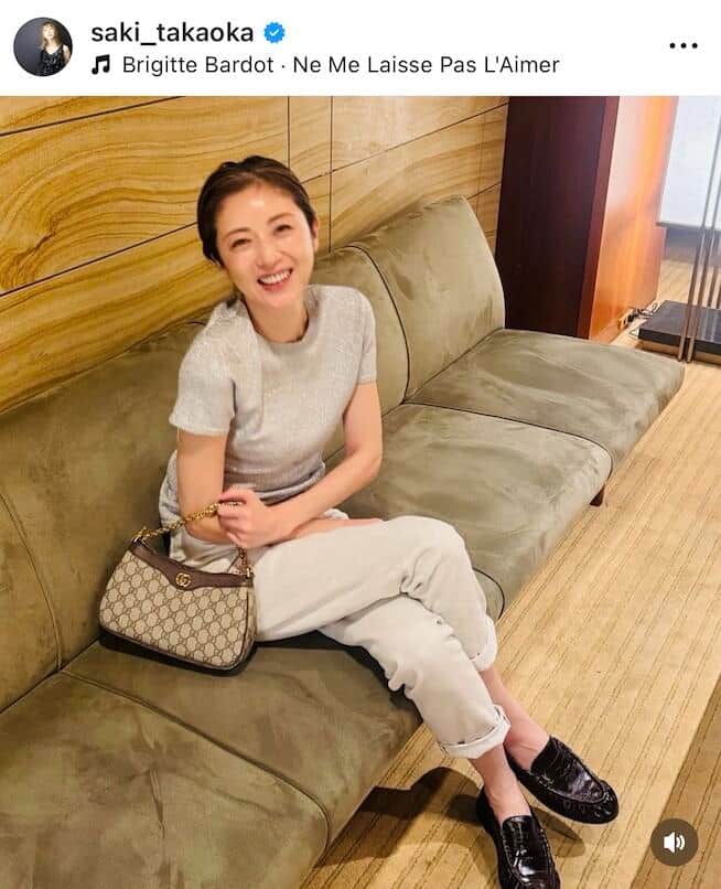 高岡早紀、華奢な肩をのぞかせ...黒パンツドレス姿で圧倒的美貌　「ホントにキレイ」「いつまでもお美しい」