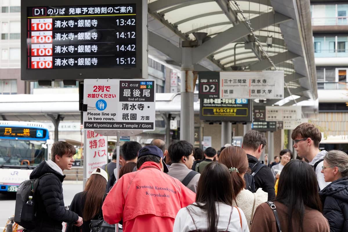 観光客で混雑する京都駅前のバス停（写真：田中庸介/アフロ）