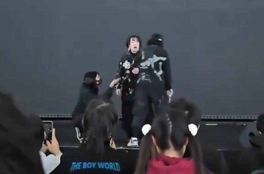 上海で日本人歌唱「強制終了」の衝撃　早くもミーム化、まさかの「ダンシング習近平」登場