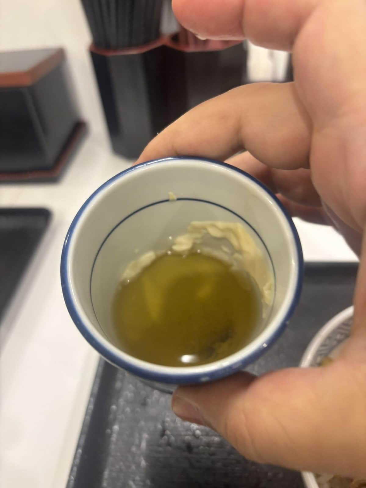 吉野家の湯呑みに混入した「謎の異物」（投稿者提供）