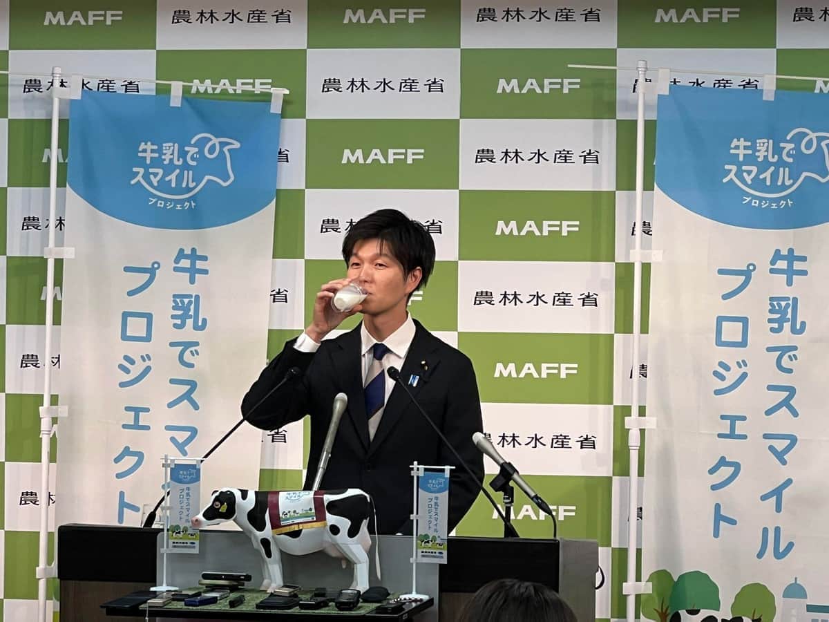 記者会見で牛乳を飲む鈴木憲和農水相（鈴木氏のXから）
