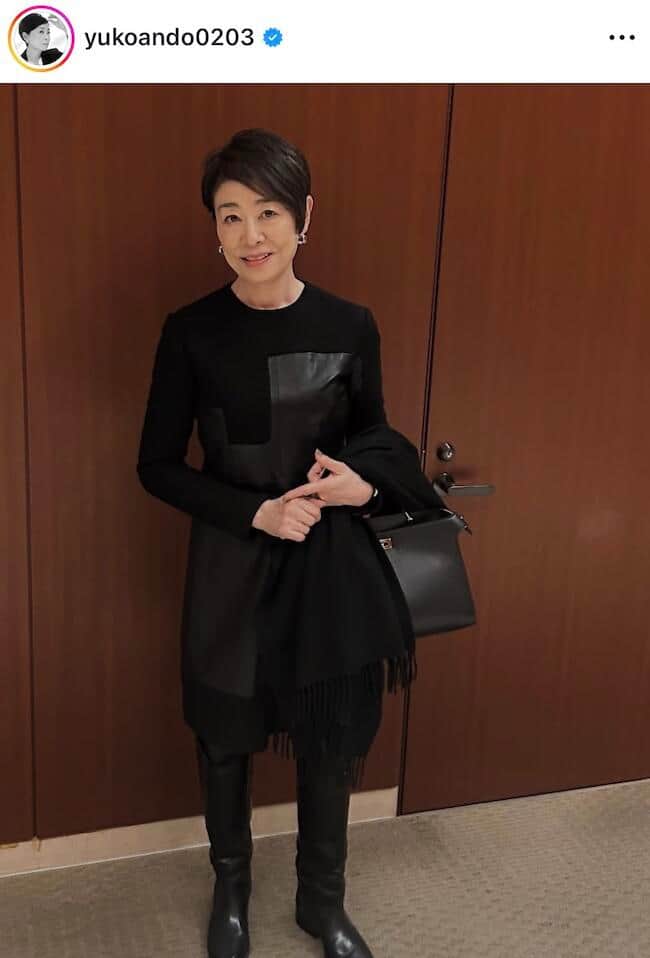 安藤優子67歳、ショーパン×ジャケット真っ赤なセットアップで...美貌ダダ漏れ　バッグはシャネル