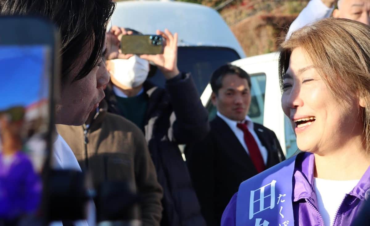 田久保氏の演説会場に現れた河合ゆうすけ氏と鈴木奈々子候補