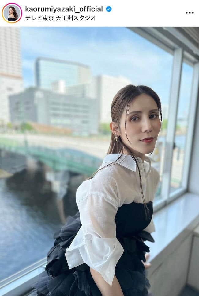 父親は元チャゲアスASKA...宮崎薫、艶やか肩出しドレスで高級車に　「美しすぎます」色気ダダ漏れ