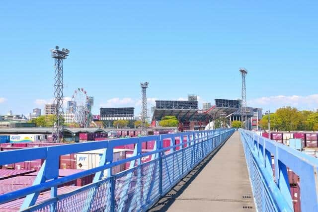 奥に東北楽天ゴールデンイーグルスの本拠地・楽天モバイルパーク宮城

