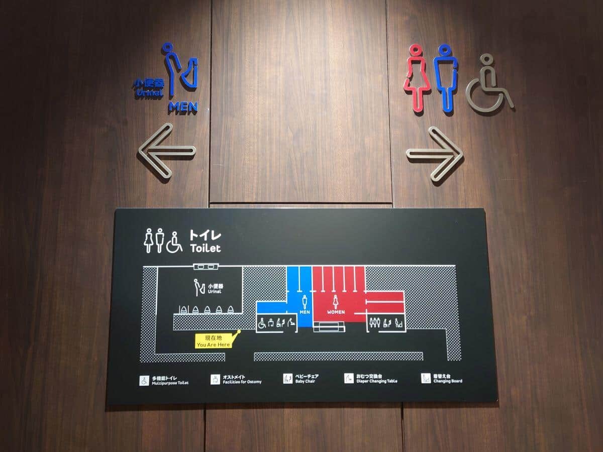 東急歌舞伎町タワーの旧「ジェンダーレストイレ」は男女別になった（2025年12月10日撮影）