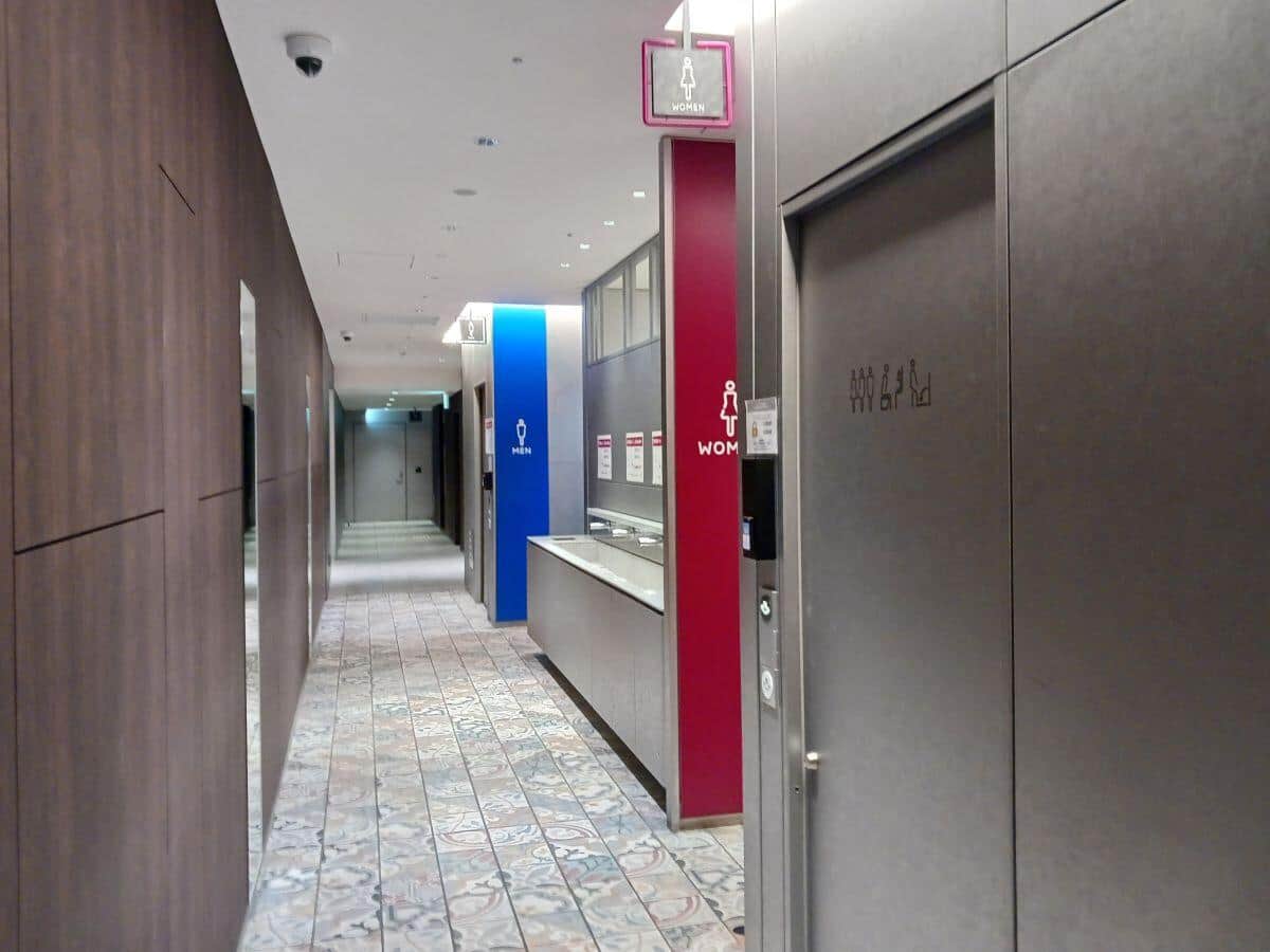 東急歌舞伎町タワーの旧「ジェンダーレストイレ」は男女別になった（2025年12月10日撮影）