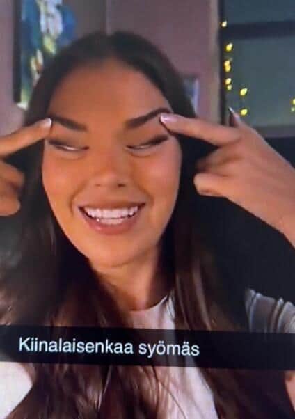 SNS上で拡散された写真。サラ・ザフチェ氏の仕草が問題視された