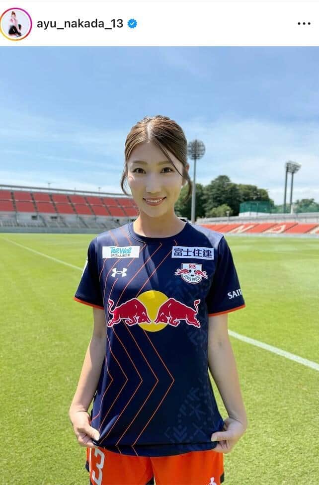 美女サッカー・仲田歩夢、ユニ姿と雰囲気変わって　巻き髪＆マフラーで「衝撃の可愛さ」「モデルさんみたい」
