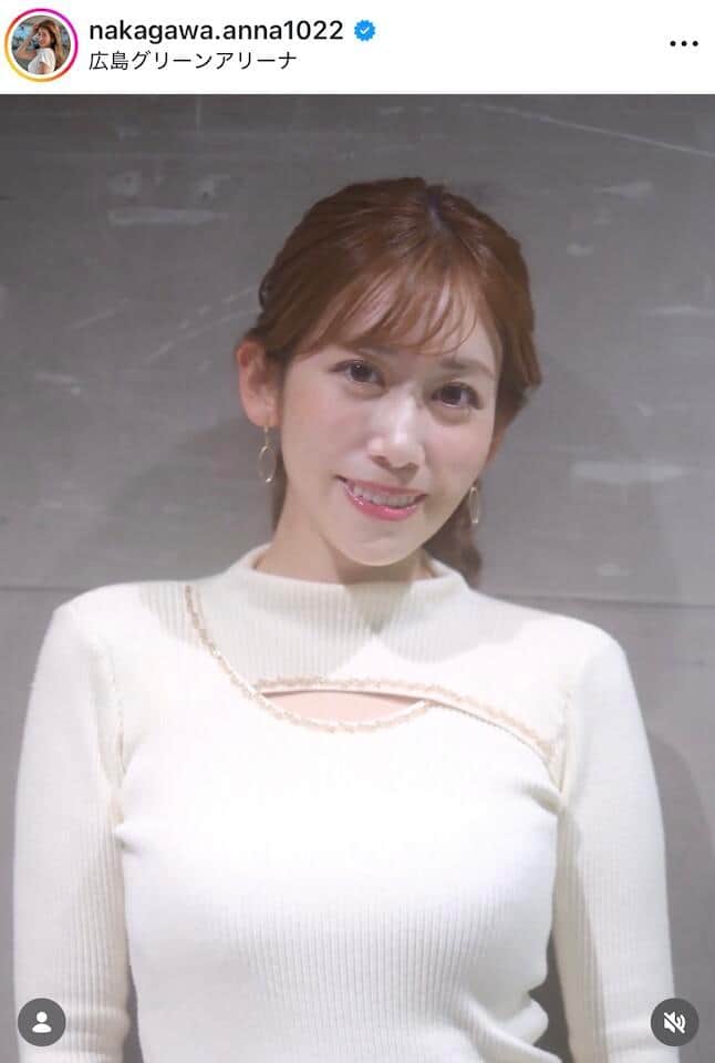 元NHK中川安奈アナ「人生初のサンタコスやってみました」　膝上ミニスカでドキっ...「可愛いすぎ」