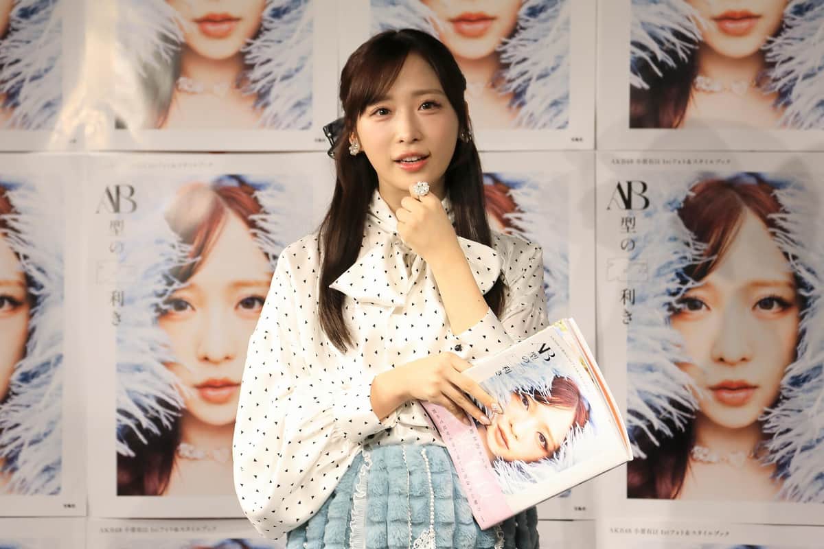 記者の質問に答える小栗有以さん
