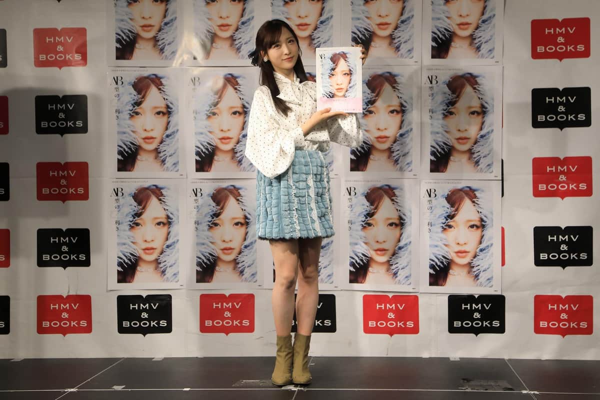 小栗有以さんの全身カット
