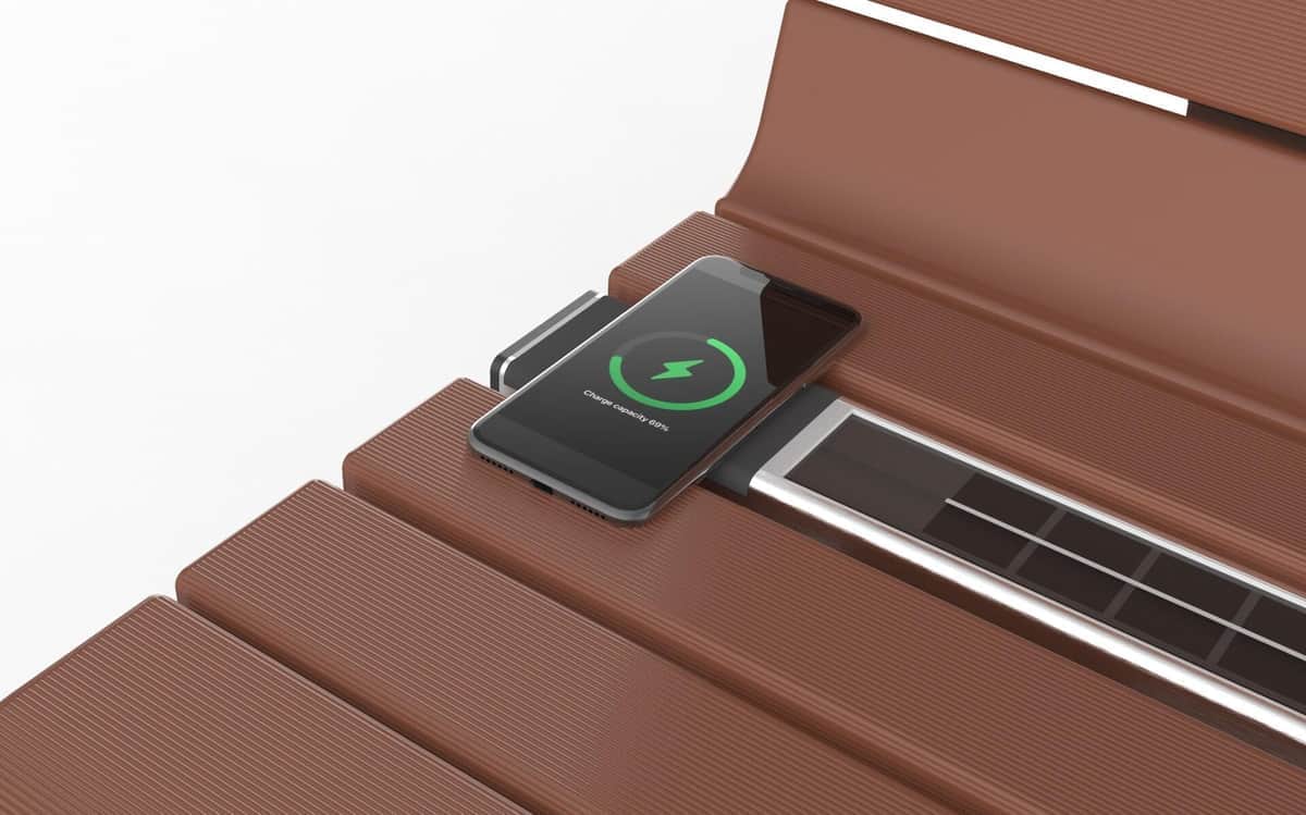 スマホを置いて充電（プレスリリースから）