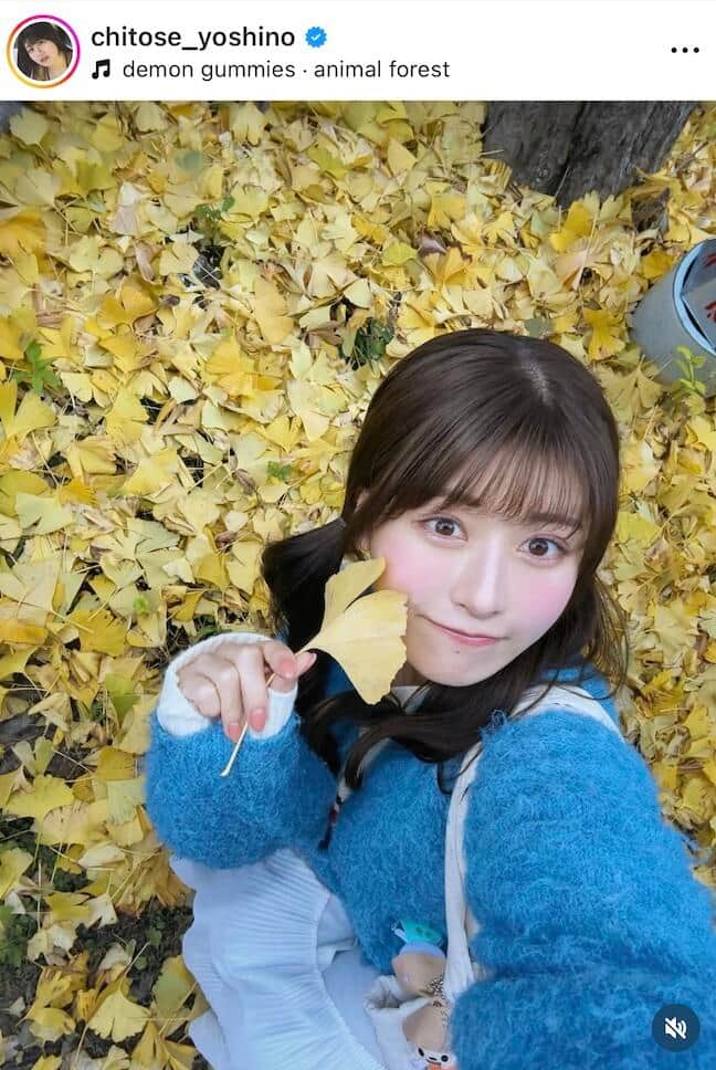 ちとせよしの、ミニ丈×透け感タイツの冬コーデで「激カワ」　イルミネーションをバックに振り向き...キュン