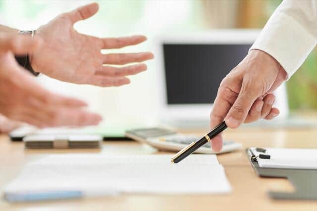 介護がきっかけで遺産相続の話し合いが互いを責め合う場に（写真はイメージ）