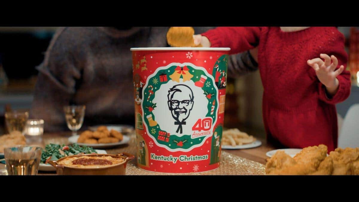 KFCは2025年12月1～12日にテレビCM「40年間、クリスマスの中心にいた。」篇を放送した（リリースより）