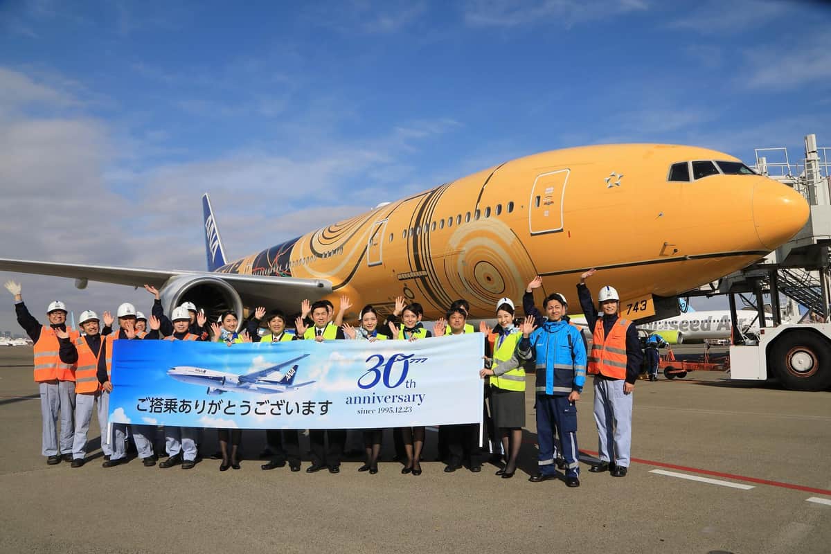 横断幕でフライトを見送った