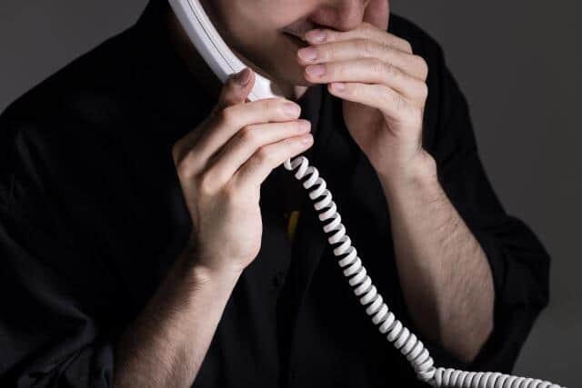 「大阪府警なのに東京弁ですね」ニセ警官からの特殊詐欺電話が変だぞ　電話の向こう側でコソコソ相談の末に