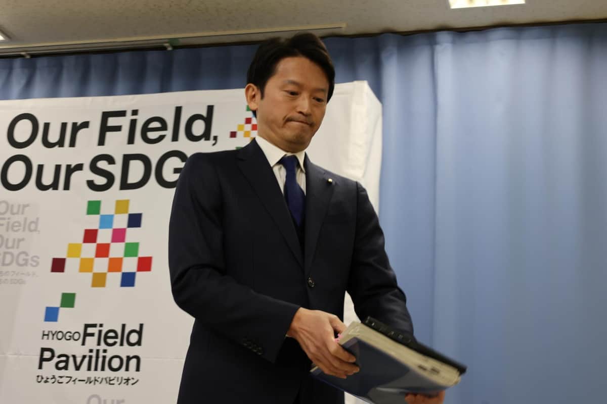 荒れる会見...斎藤元彦知事は「真摯に受け止め」「適正、適法」ばかり　外では「斎藤辞めろ」の声、混乱の1年