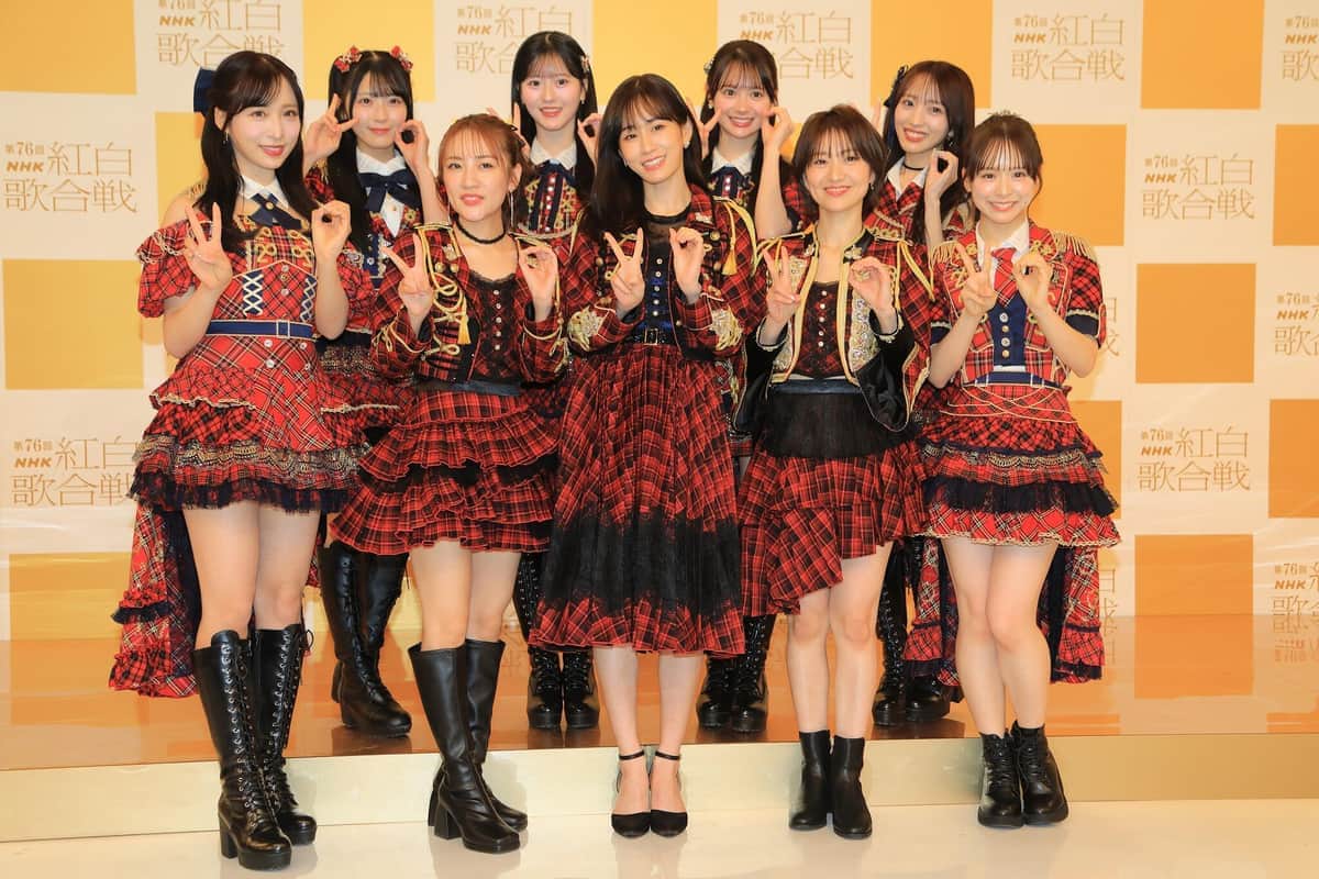 9人がミニスカ衣装で登場