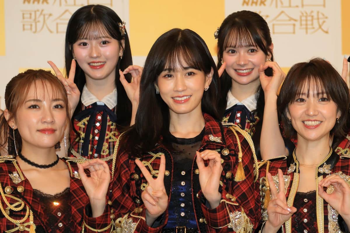 取材には卒業生3人も参加。前列左から高橋みなみさん、前田敦子さん、大島優子さん