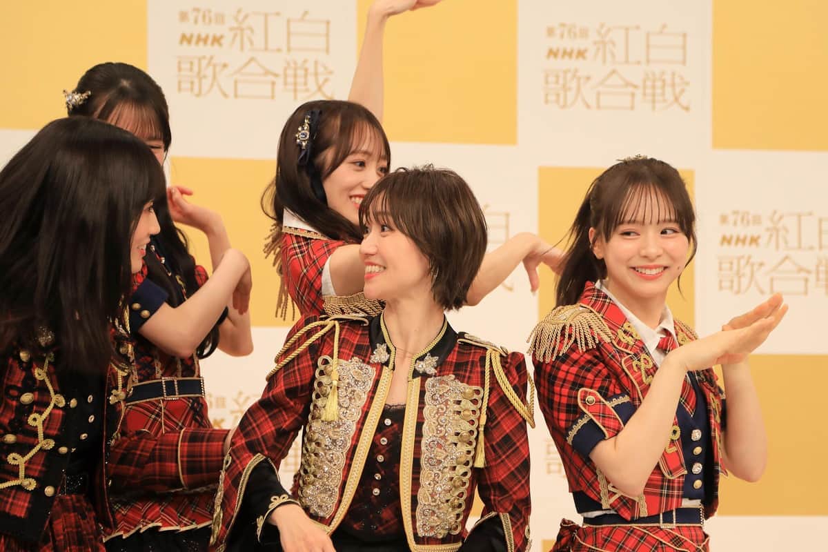 メンバーそれぞれが「フライングゲット」ポーズ