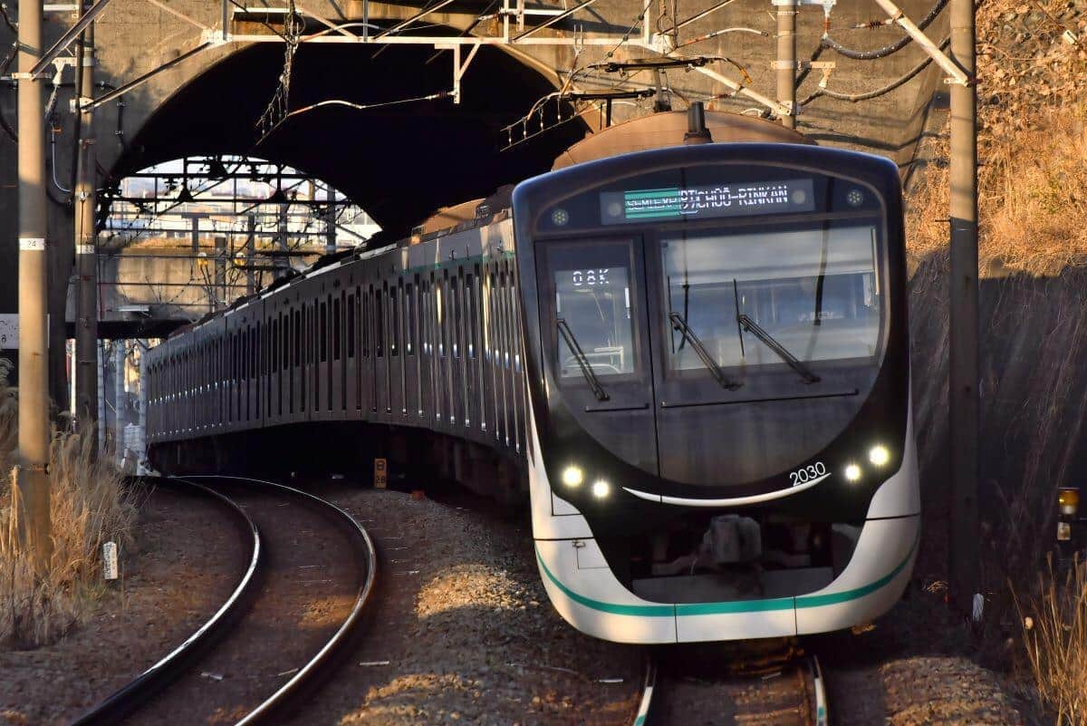 二子新地駅ホームに大量の「白い砂」　Xで話題...「駅特有の事情によるものではなく」東急に聞いた正体は