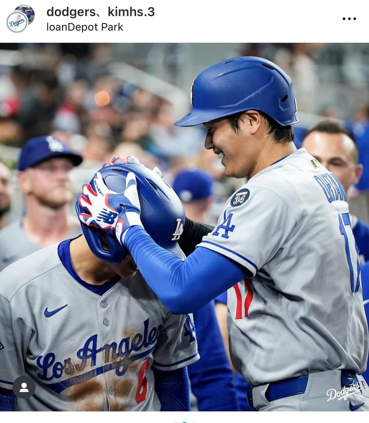 大谷がキムの頭をナデナデ（球団インスタグラムより）