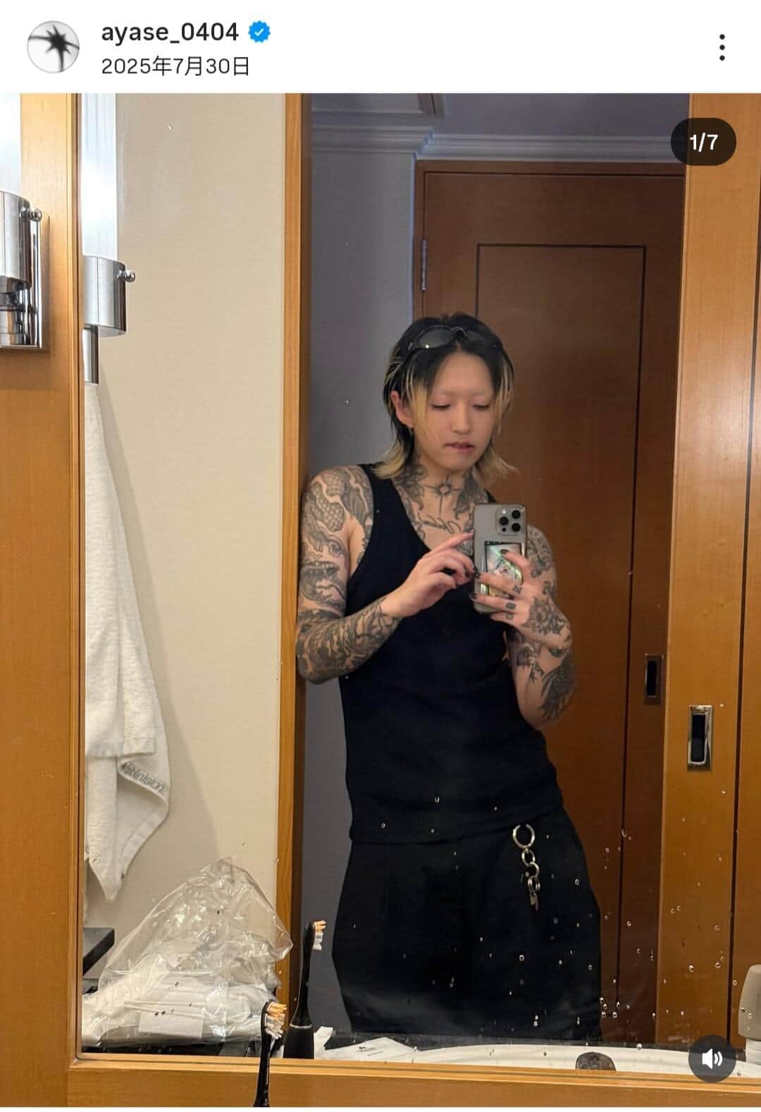 「YOASOBI」Ayase、黒髪で印象激変「かっこよすぎ」　首＆手にはタトゥーびっしり