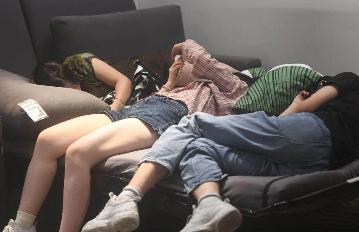 中国・杭州のイケアで休憩する客、2024年8月撮影（写真：CFoto/アフロ）