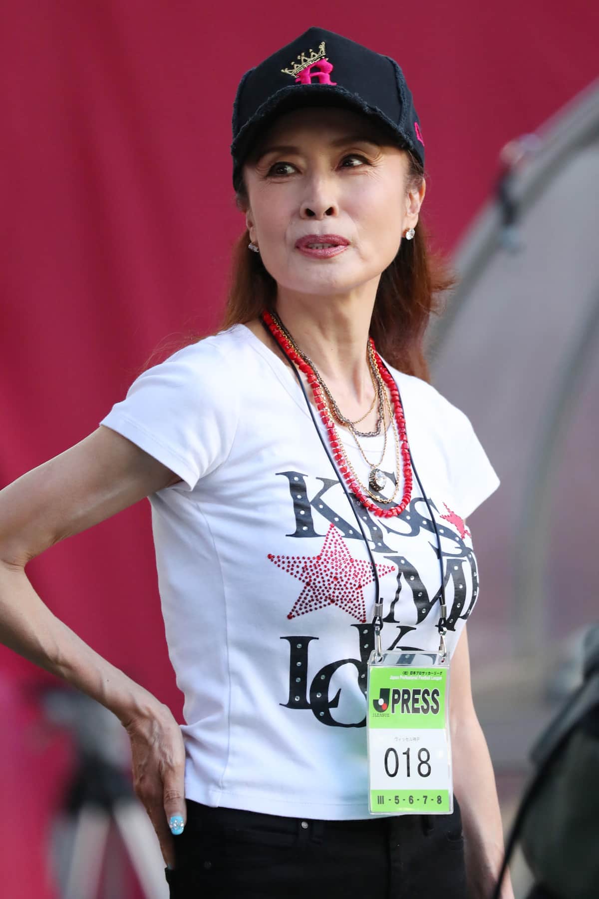 Jリーグの試合を観戦する小柳ルミ子さん。2018年撮影（写真：YUTAKA/アフロスポーツ）