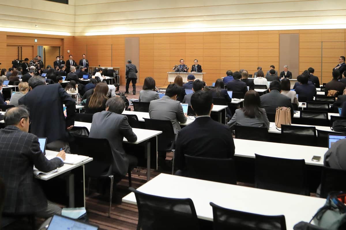 記者会見には多くの記者が集まった