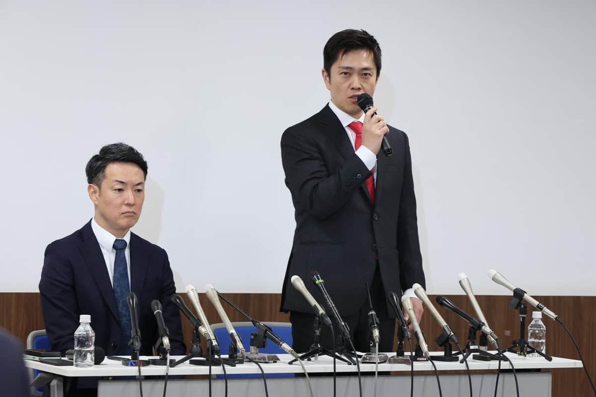 記者会見する吉村洋文大阪府知事（右）と横山英幸大阪市長（1月15日、大阪市中央区）
