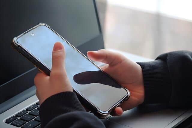 少年が少年を海に突き落とす様子の動画が拡散していた（画像はイメージ）