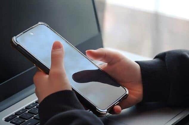 少年が少年を海に突き落とす様子の動画が拡散していた（画像はイメージ）
