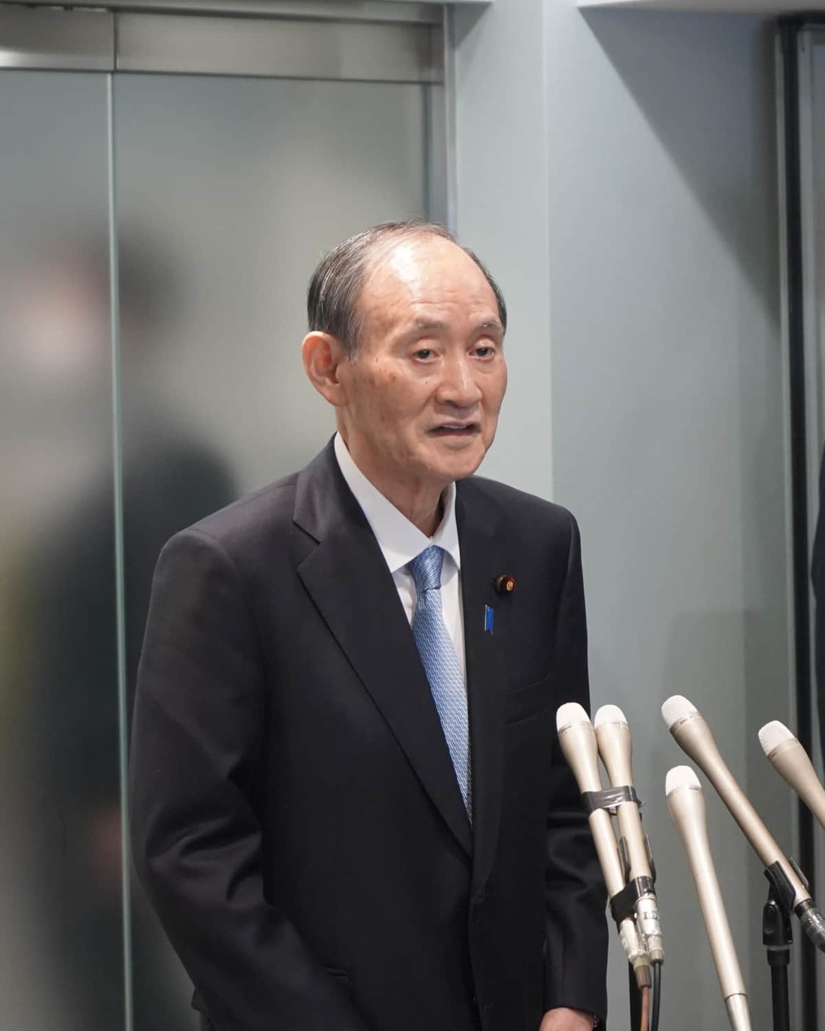 菅義偉氏元首相のXから。政界引退表明会見の様子を投稿した