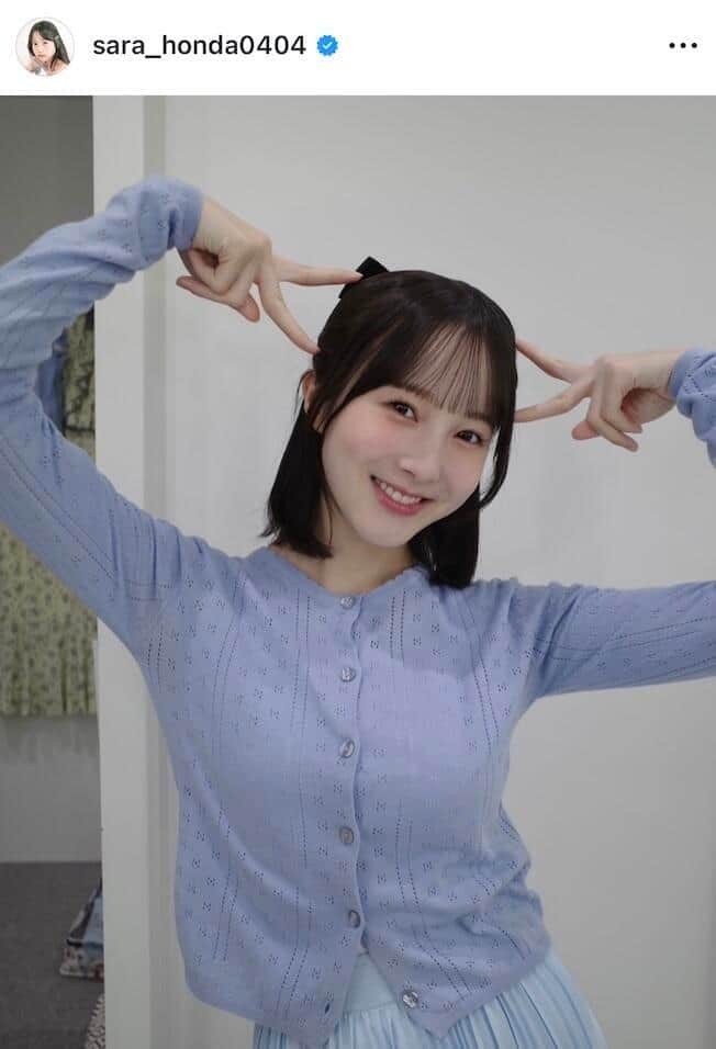 本田紗来、ショーパン×ブラウスのコーデで神スタイル炸裂　「いつ見ても可愛んですけど！？！？」