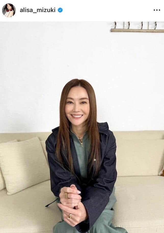 観月ありさ、エレガントな白ワンピで脚組みショット　すらり神スタイルの美貌に「美しすぎます」