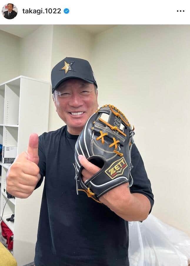 高木豊67歳、モデル美人妻とラブラブ夫婦2ショ...イルミネーションをバックに　「相変わらず素敵なカップル」