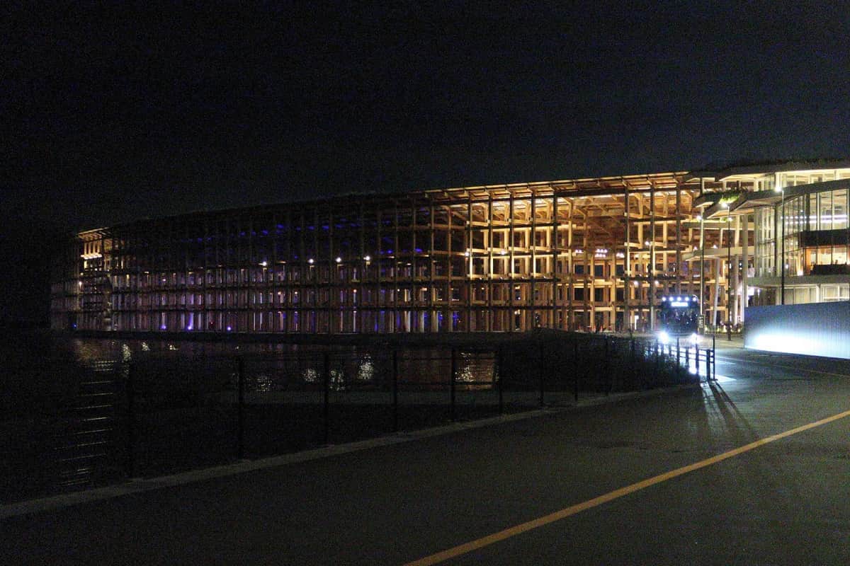 夜の大屋根リングを背に走るe Mover