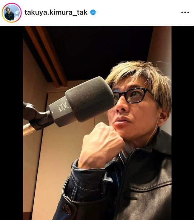 木村拓哉、ワイルドな白ジャケットのコーデで...静かにソファーでたたずむ　国民的スターのオーラダダ漏れ